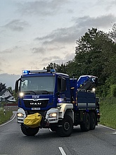 Ein Lastwagen steht quer auf einer Straße.