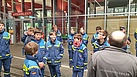 Jugendliche in Einsatzkleidung des Technischen Hilfswerks besuchen die Drachenfelsbahn in Königswinter und lassen sich vom Geschäftsführer den Betrieb erklären.